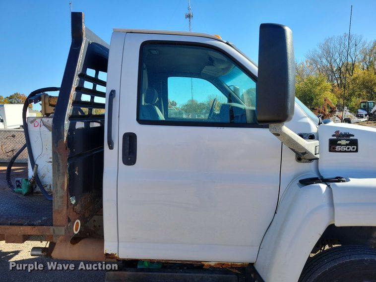image for item EA2718 2003 Chevrolet C5500 flatbed truck