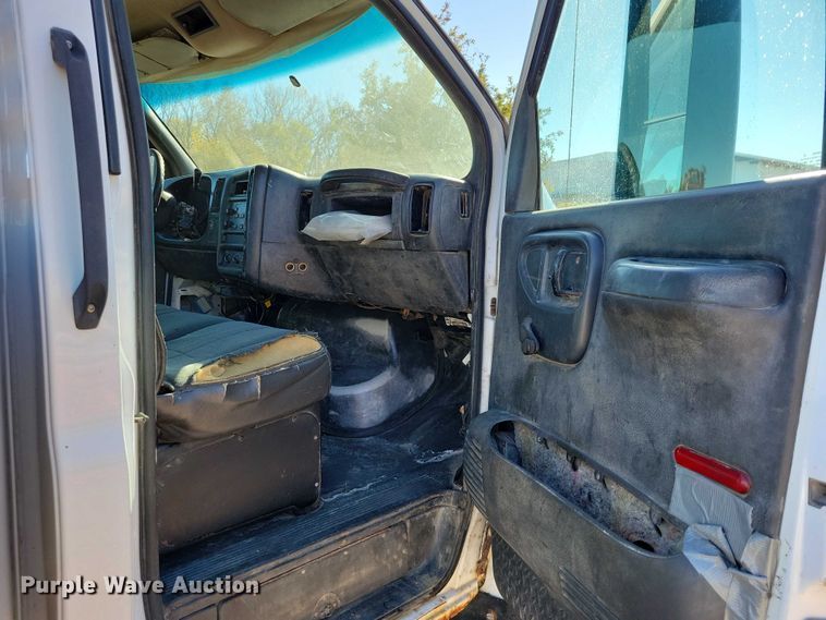 image for item EA2718 2003 Chevrolet C5500 flatbed truck