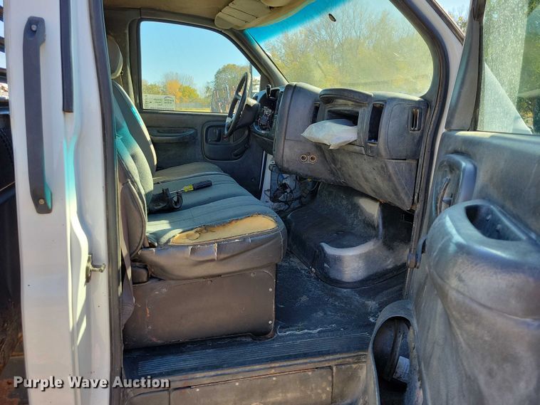 image for item EA2718 2003 Chevrolet C5500 flatbed truck