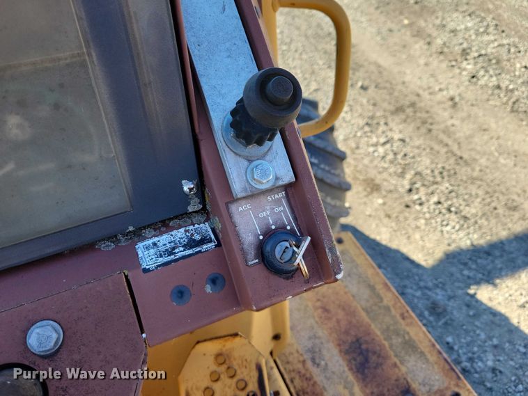 image for item EA2720 1995 Case 660 cable plow