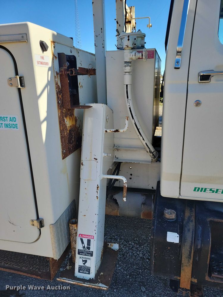 image for item EA2722 1998 Ford F8000 digger derrick truck