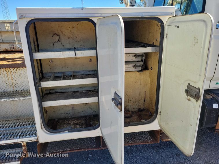 image for item EA2722 1998 Ford F8000 digger derrick truck