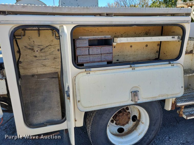 image for item EA2722 1998 Ford F8000 digger derrick truck