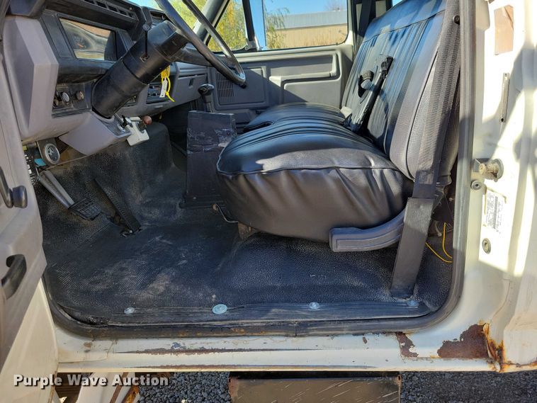 image for item EA2722 1998 Ford F8000 digger derrick truck