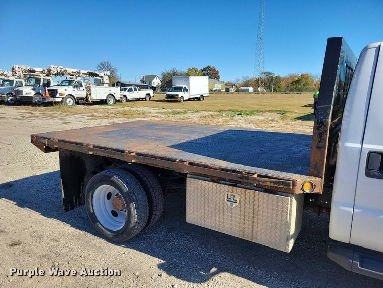image for item EA2724 2006 Ford F550 Super Duty flatbed truck