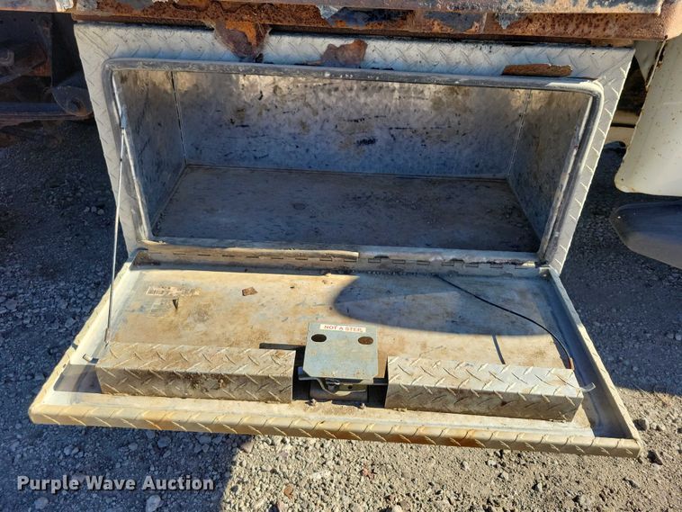 image for item EA2724 2006 Ford F550 Super Duty flatbed truck