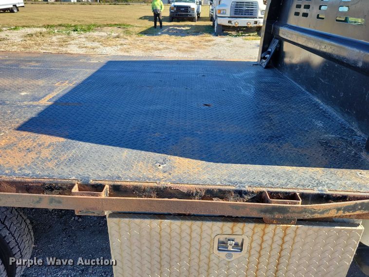 image for item EA2724 2006 Ford F550 Super Duty flatbed truck