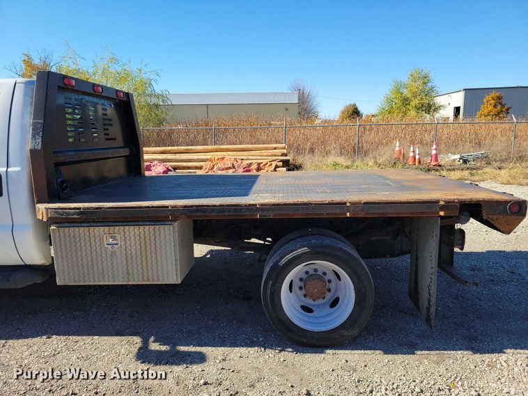 image for item EA2724 2006 Ford F550 Super Duty flatbed truck