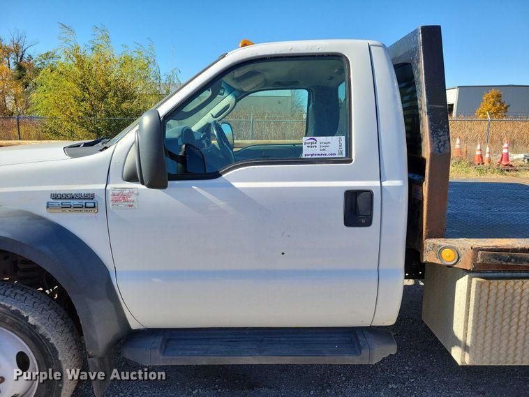 image for item EA2724 2006 Ford F550 Super Duty flatbed truck