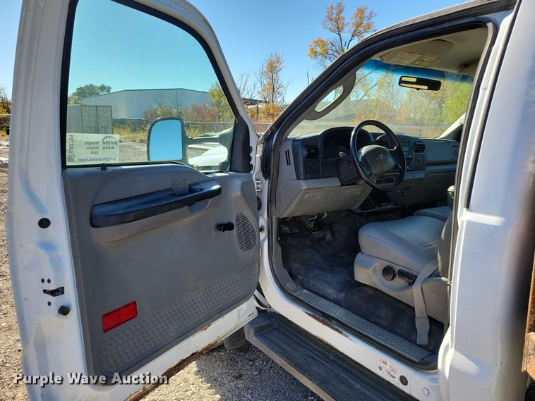 image for item EA2724 2006 Ford F550 Super Duty flatbed truck