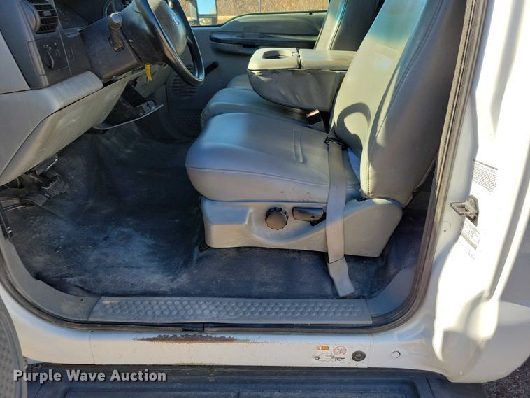 image for item EA2724 2006 Ford F550 Super Duty flatbed truck