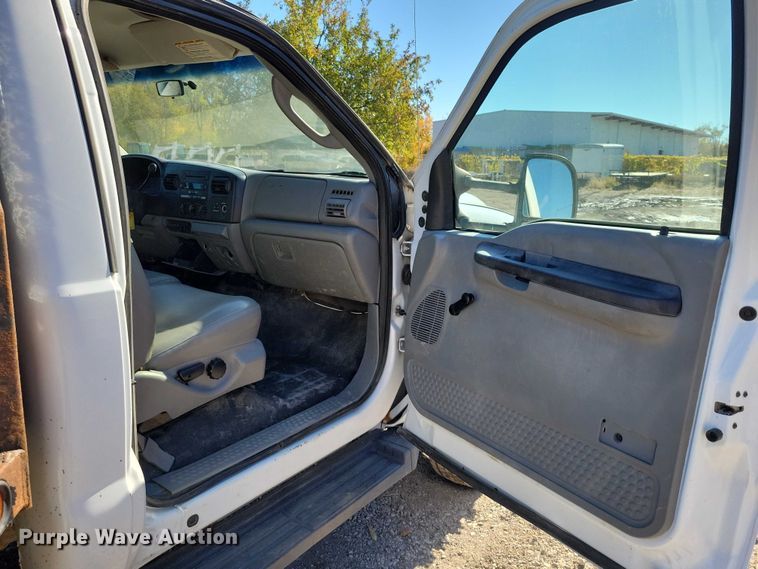 image for item EA2724 2006 Ford F550 Super Duty flatbed truck