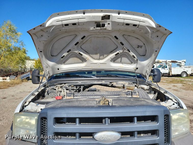 image for item EA2724 2006 Ford F550 Super Duty flatbed truck