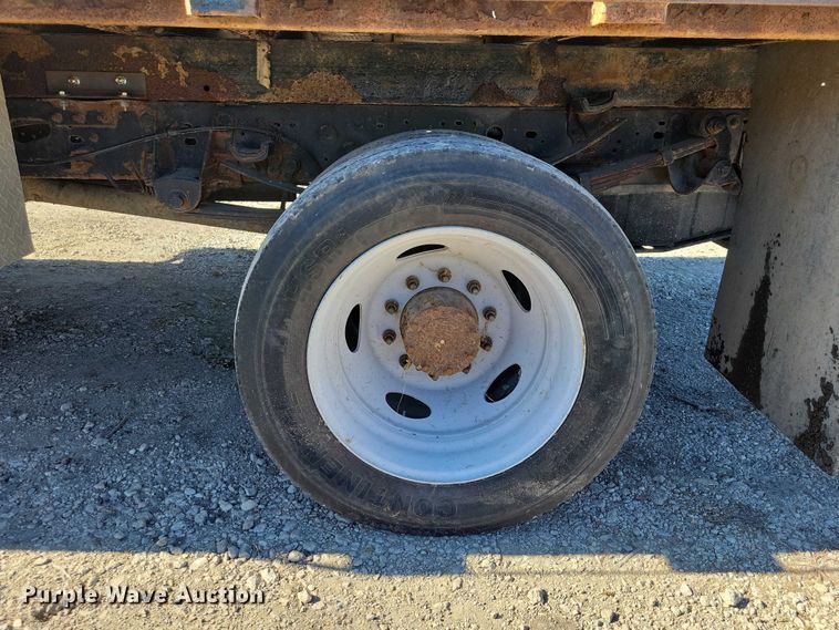 image for item EA2724 2006 Ford F550 Super Duty flatbed truck