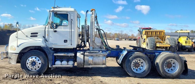 image for item EA2731 2012 Mack CXU600 semi truck