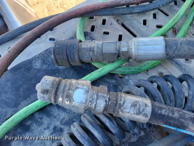 image for item EA2731 2012 Mack CXU600 semi truck