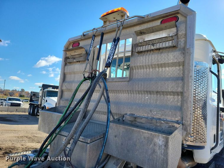 image for item EA2731 2012 Mack CXU600 semi truck