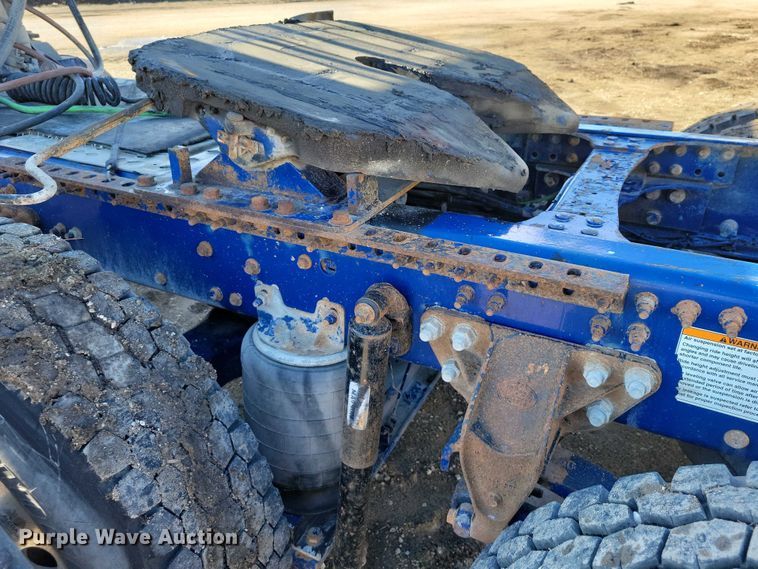 image for item EA2731 2012 Mack CXU600 semi truck