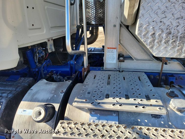 image for item EA2731 2012 Mack CXU600 semi truck