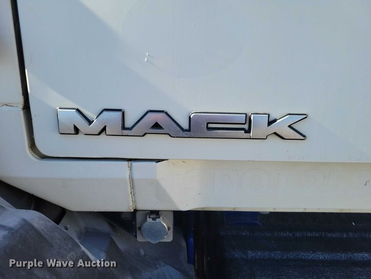 image for item EA2731 2012 Mack CXU600 semi truck