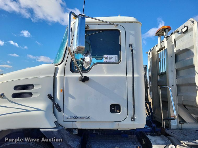 image for item EA2731 2012 Mack CXU600 semi truck