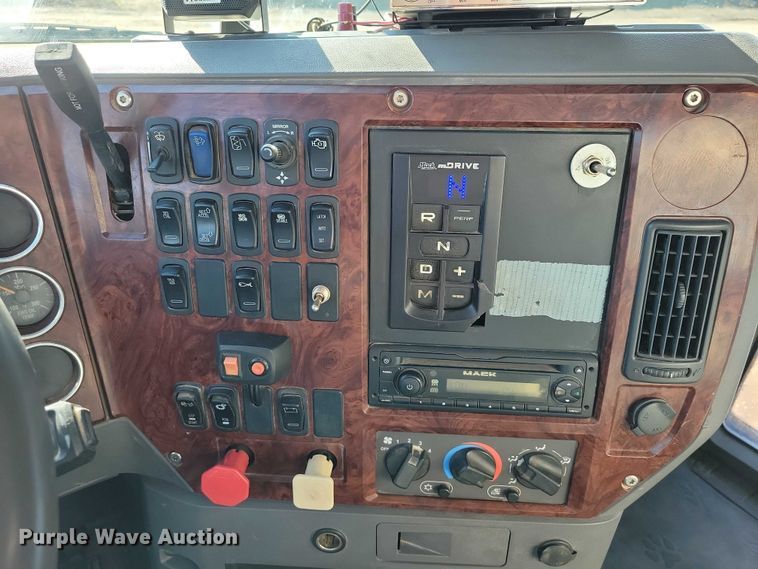 image for item EA2731 2012 Mack CXU600 semi truck