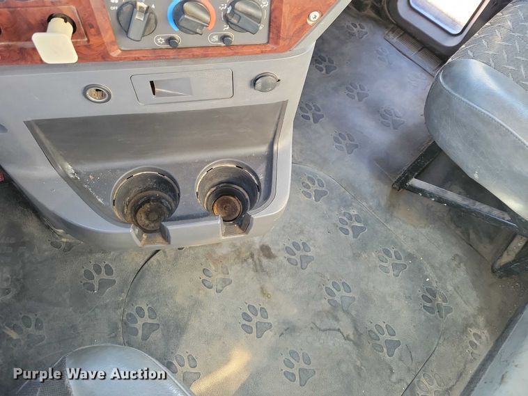 image for item EA2731 2012 Mack CXU600 semi truck