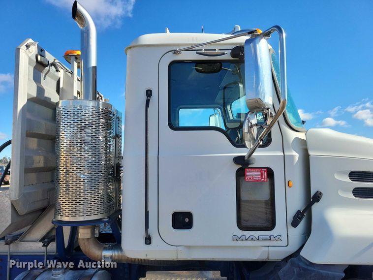 image for item EA2731 2012 Mack CXU600 semi truck