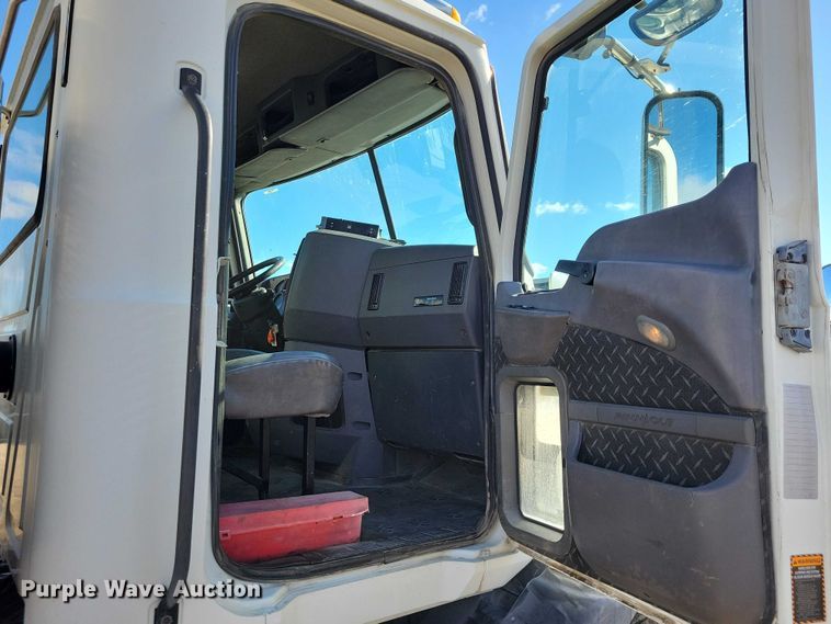 image for item EA2731 2012 Mack CXU600 semi truck