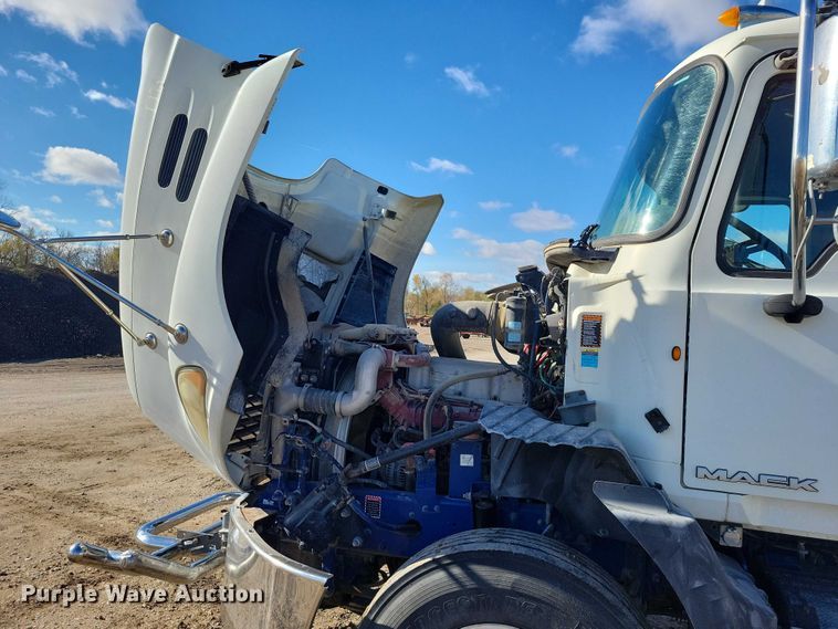 image for item EA2731 2012 Mack CXU600 semi truck