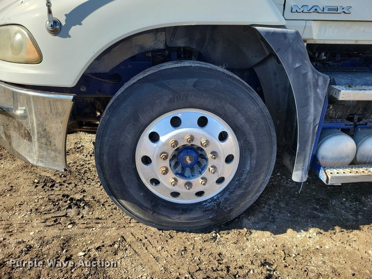 image for item EA2731 2012 Mack CXU600 semi truck