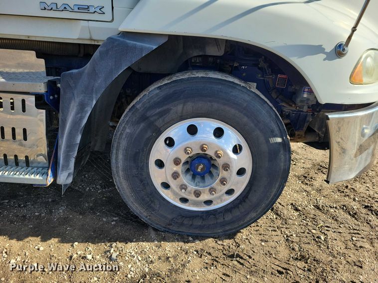 image for item EA2731 2012 Mack CXU600 semi truck