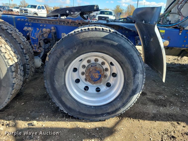 image for item EA2731 2012 Mack CXU600 semi truck