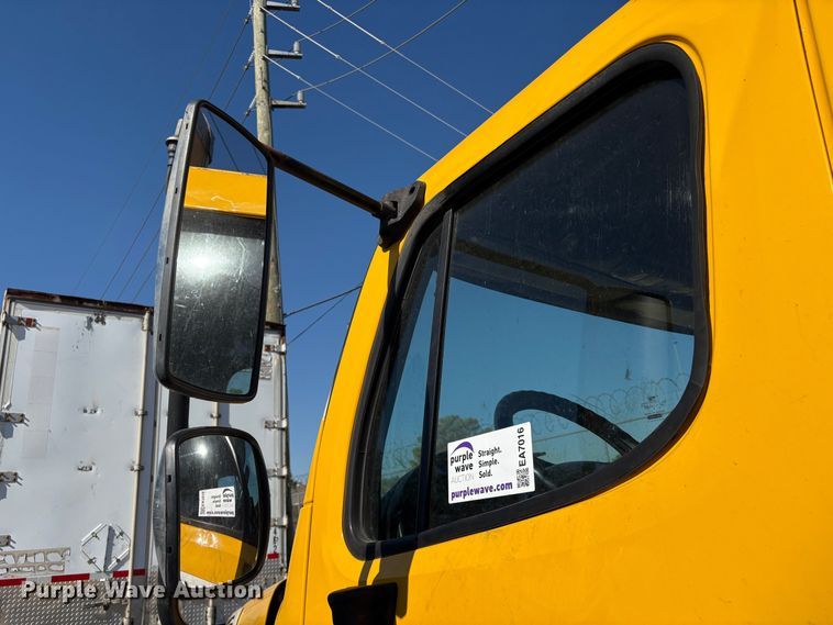 image for item EA7016 2015 Freightliner M2 box truck