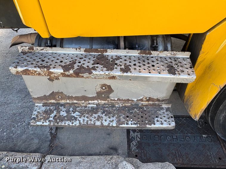 image for item EA7016 2015 Freightliner M2 box truck