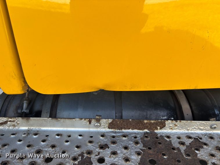 image for item EA7016 2015 Freightliner M2 box truck