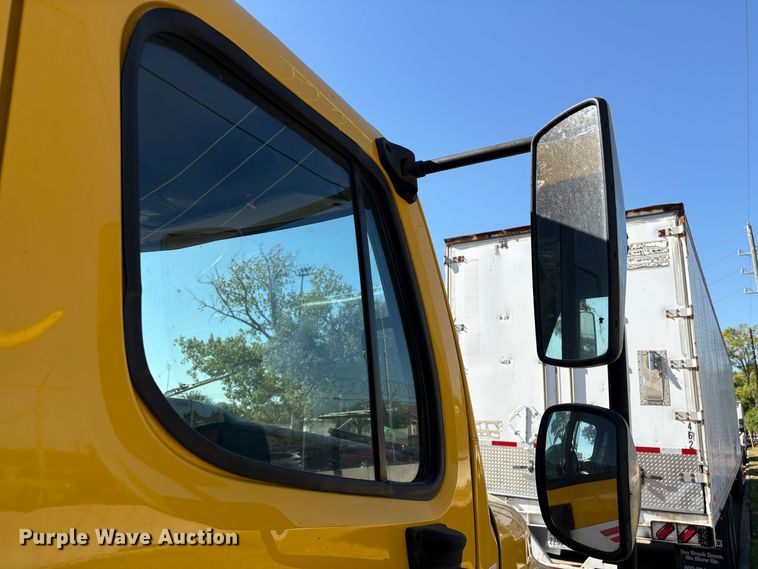 image for item EA7016 2015 Freightliner M2 box truck