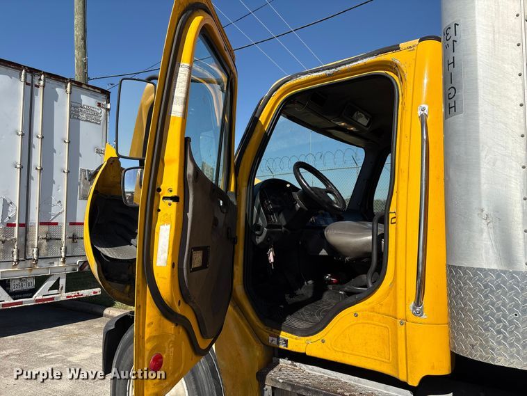 image for item EA7016 2015 Freightliner M2 box truck