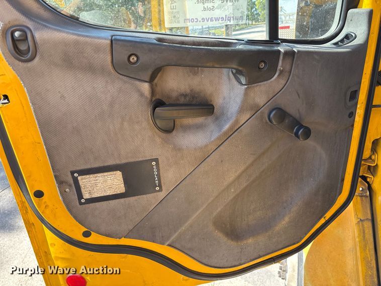 image for item EA7016 2015 Freightliner M2 box truck