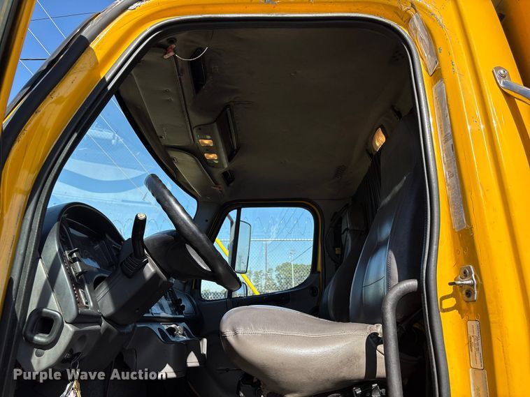 image for item EA7016 2015 Freightliner M2 box truck