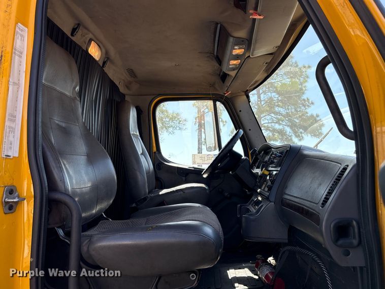 image for item EA7016 2015 Freightliner M2 box truck