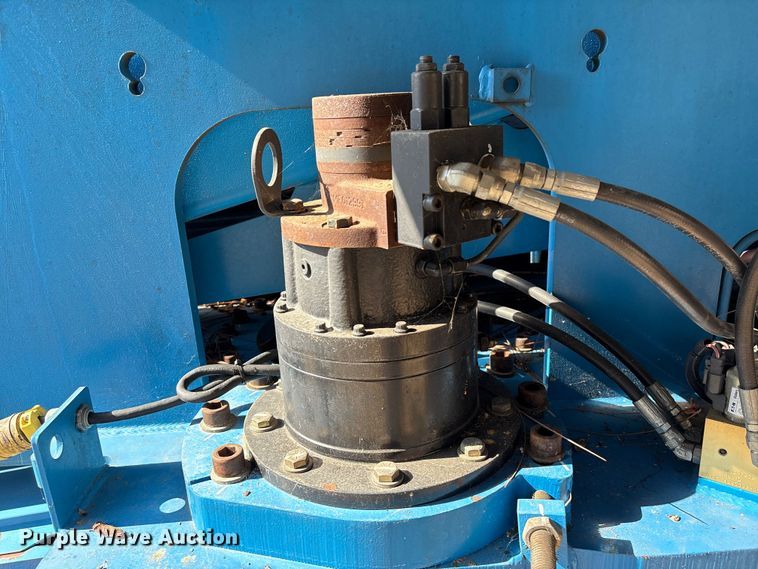 image for item EA7036 2007 Genie S-60 boom lift