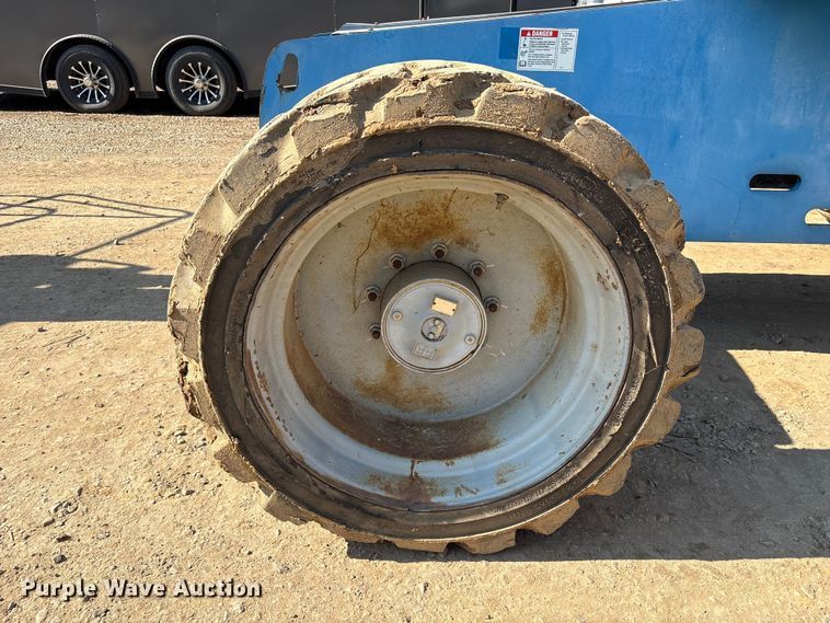 image for item EA7036 2007 Genie S-60 boom lift