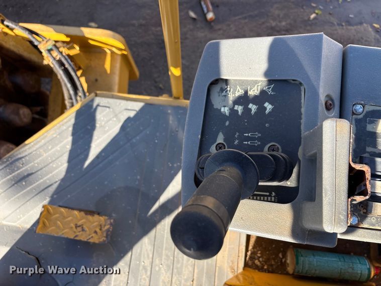 image for item EA7734 2003 Caterpillar CP-563E single drum vibratory roller