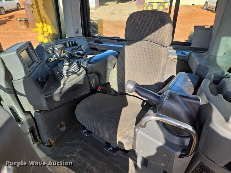 image for item EB1117 2005 Caterpillar D8T dozer