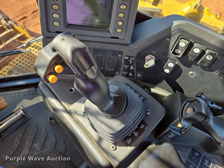 image for item EB1117 2005 Caterpillar D8T dozer