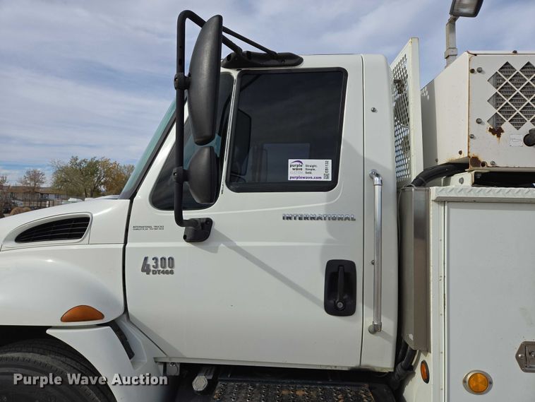 image for item EB1132 2006 International 4300 utility / service truck