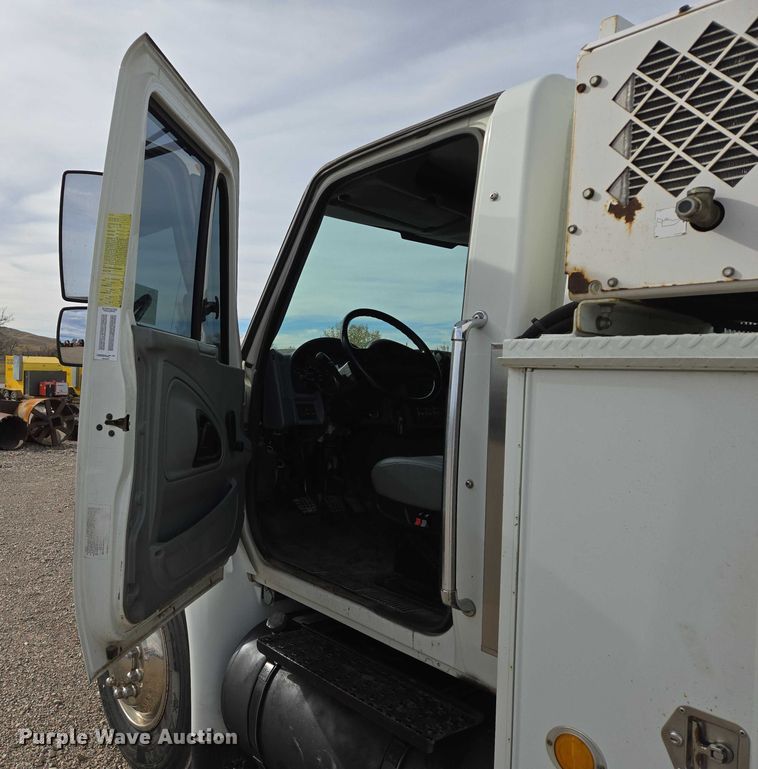 image for item EB1132 2006 International 4300 utility / service truck