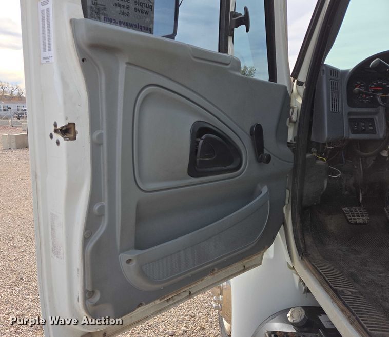 image for item EB1132 2006 International 4300 utility / service truck