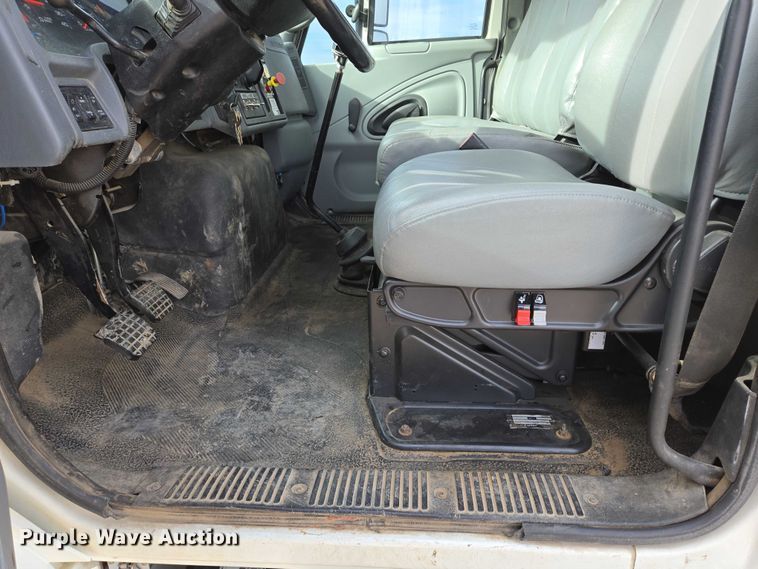 image for item EB1132 2006 International 4300 utility / service truck